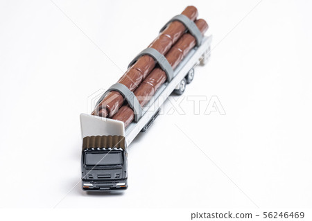 拖車運載的木頭的圖像 56246469