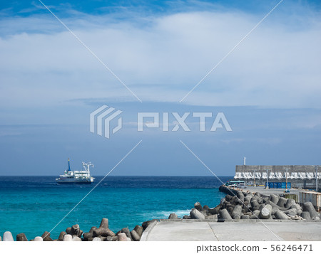 仲夏的小島碧藍的太鼓灣風光和渡輪進入 56246471