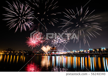 臺灣高雄蓮池潭煙火 Kaohsiung Zuoying Lotus Pool Fireworks 臺灣高雄蓮池潭煙火 Kaohsiung Zuoying Lotus Pool Fireworks 56248340
