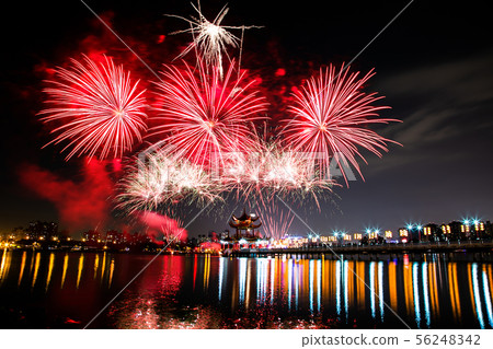 臺灣高雄蓮池潭煙火 Kaohsiung Zuoying Lotus Pool Fireworks 臺灣高雄蓮池潭煙火 Kaohsiung Zuoying Lotus Pool Fireworks 56248342