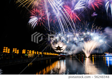 臺灣高雄蓮池潭煙火 Kaohsiung Zuoying Lotus Pool Fireworks 臺灣高雄蓮池潭煙火 Kaohsiung Zuoying Lotus Pool Fireworks 56248348