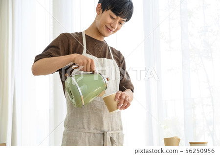 Cafe clerk men 56250956