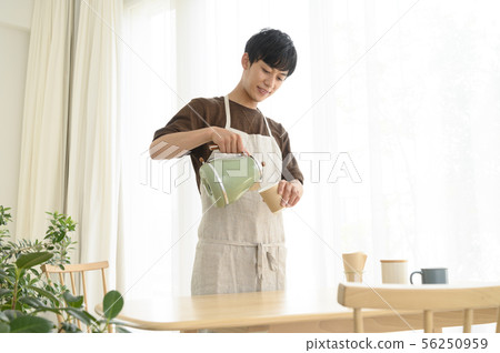 Cafe clerk men 56250959