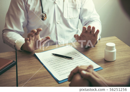 Doctor was explaining about the treatment to the Doctor was explaining about the treatment to the 56251256