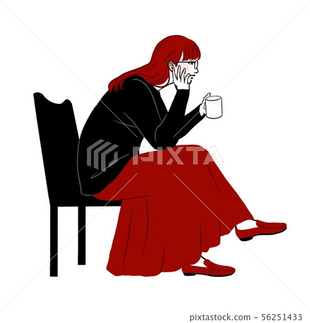 少婦坐椅子和飲用的咖啡 少婦坐椅子和飲用的咖啡 56251433