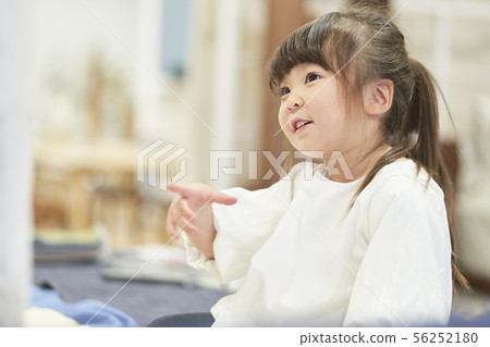 Children playing at home 56252180