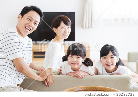 家庭父母和孩子家庭女孩 56252722