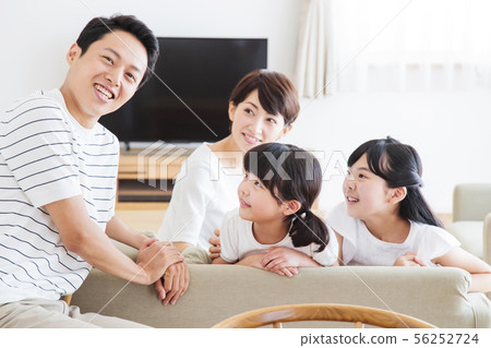 家庭父母和孩子家庭女孩 56252724