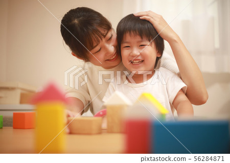 父母在玩積木 父母在玩積木 56284871