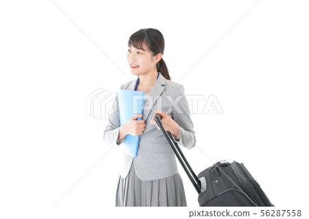 繼續商務旅行的年輕女商人 56287558