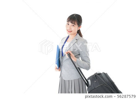 繼續商務旅行的年輕女商人 繼續商務旅行的年輕女商人 56287579