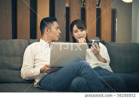 看著電腦的夫婦 看著電腦的夫婦 56288852