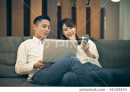 看著電腦的夫婦 看著電腦的夫婦 56288854