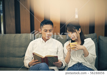 一對夫妻坐在沙發上 一對夫妻坐在沙發上 56288856