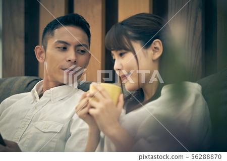 一對夫妻坐在沙發上 一對夫妻坐在沙發上 56288870