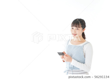 支付信用卡的年輕咖啡館職員 56291134