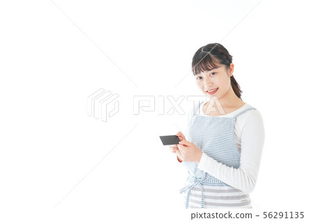 支付信用卡的年輕咖啡館職員 支付信用卡的年輕咖啡館職員 56291135