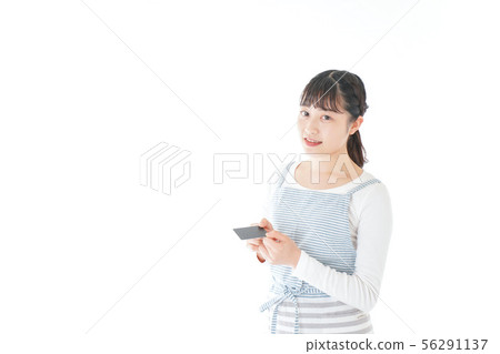 支付信用卡的年輕咖啡館職員 支付信用卡的年輕咖啡館職員 56291137