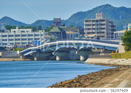 從島根縣松江市的shiragata公園出發 看看國寶松江城和大橋大寺的方向 照片素材 圖片 圖庫