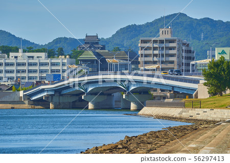 From the Shiragata Park in Matsue City, Shimane Prefecture, see the national treasure Matsue Castle and the direction of Lake Shinji Ohashi 56297413