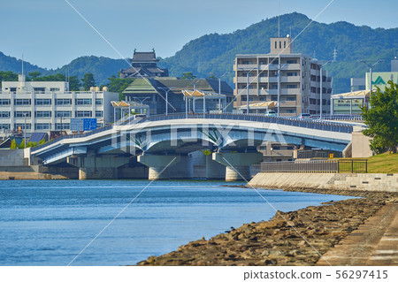 From the Shiragata Park in Matsue City, Shimane Prefecture, see the national treasure Matsue Castle and the direction of Lake Shinji Ohashi 56297415