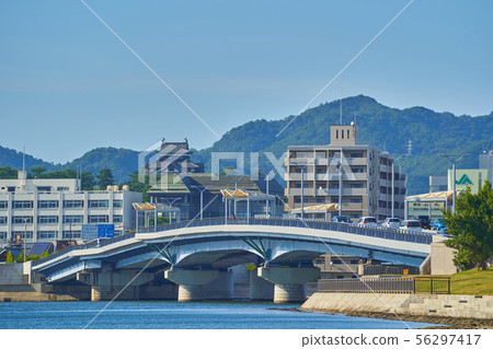 From the Shiragata Park in Matsue City, Shimane Prefecture, see the national treasure Matsue Castle and the direction of Lake Shinji Ohashi 56297417