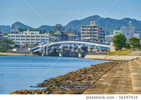 From the Shiragata Park in Matsue City, Shimane Prefecture, see the national treasure Matsue Castle and the direction of Lake Shinji Ohashi From the Shiragata Park in Matsue City, Shimane Prefecture, see the national treasure Matsue Castle and the direction of Lake Shinji Ohashi 56297419
