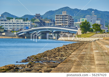 從島根縣松江市的shiragata公園出發 看看國寶松江城和大橋大寺的方向 照片素材 圖片 圖庫