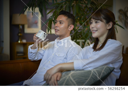 看電視的夫婦 看電視的夫婦 56298254