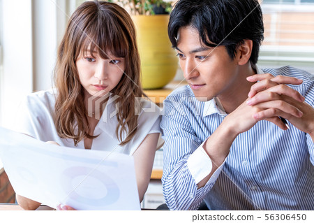 在看商業材料時開會 在看商業材料時開會 56306450