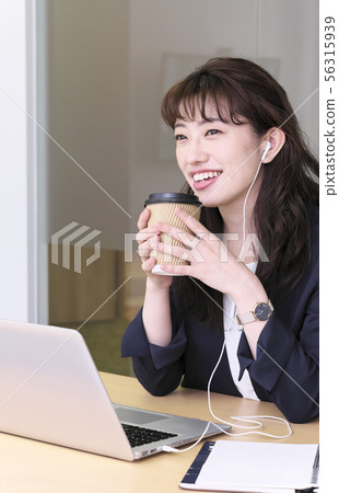 在線的女商人 56315939