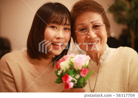 Smiling women Smiling women 56317709