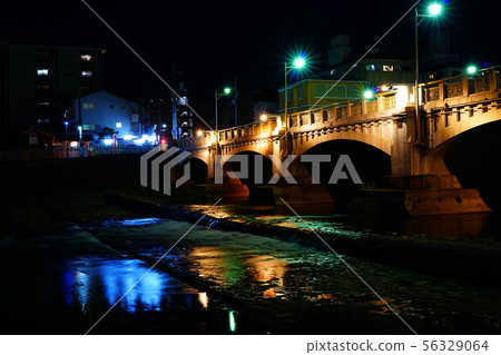 在京都東山區的鴨川河的八條大橋的照片 56329064