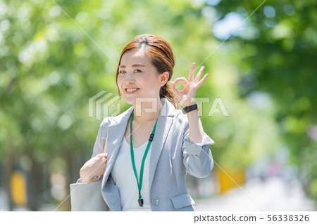 做“好標誌”的女商人 做“好標誌”的女商人 56338326