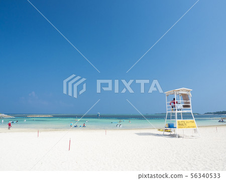 沖繩總部陽光明媚的翡翠海灘8月 56340533