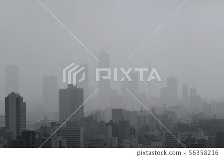 日本池袋的東京都市風景和大雨中的10號大颱風影響東京都市區 日本池袋的東京都市風景和大雨中的10號大颱風影響東京都市區 56358216