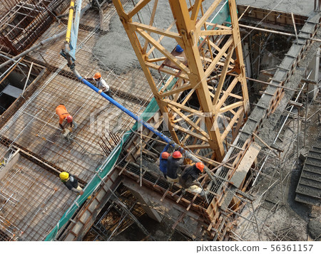 Pouring wet concrete using concrete spider hose 56361157