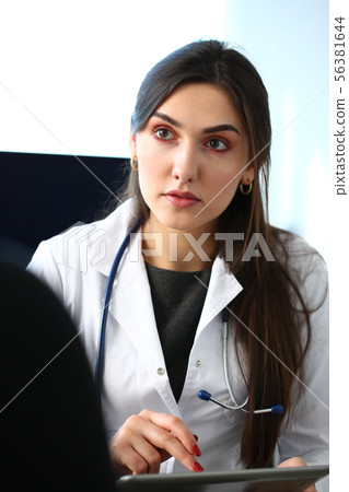 Beautiful female medicine doctor explain Beautiful female medicine doctor explain 56381644