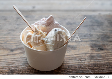 Gelato on wood table 56386497