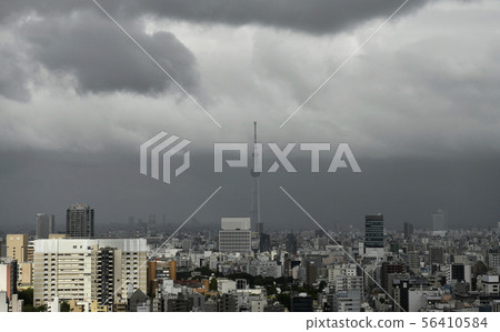 日本的東京都市風景有烏雲的大都會區(受大颱風#10影響,大都市區的雨雲) 日本的東京都市風景有烏雲的大都會區(受大颱風#10影響,大都市區的雨雲) 56410584