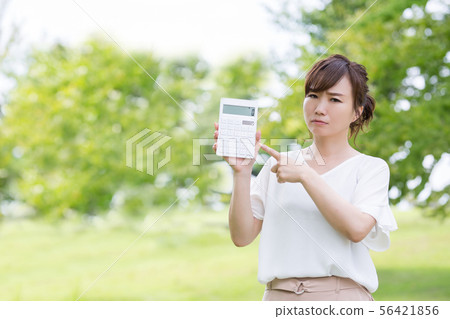 女商人以新綠色 56421856