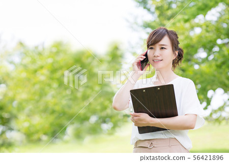 女商人以新綠色 女商人以新綠色 56421896