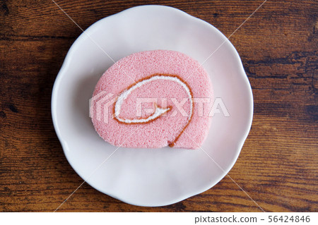 桃紅色草莓卷蛋糕 桃紅色草莓卷蛋糕 56424846