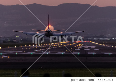 在伊丹機場(大阪國際機場)降落 在伊丹機場(大阪國際機場)降落 56430803