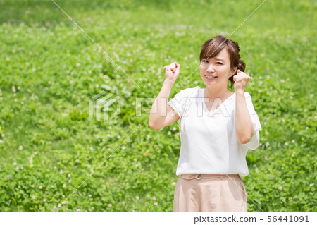 一個女人在新鮮的綠色 一個女人在新鮮的綠色 56441091