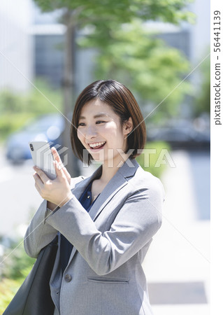 20年代的女商人智能手機 20年代的女商人智能手機 56441139