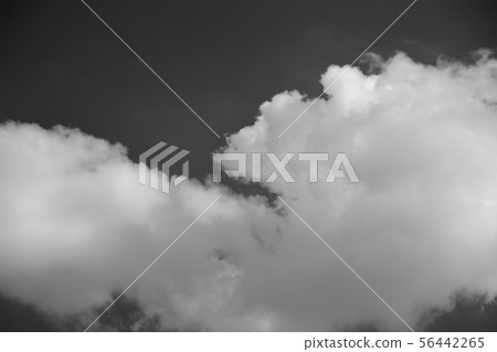 大天空和白色雲彩浮動雲彩和藍色雲彩流動的白色雲彩 56442265