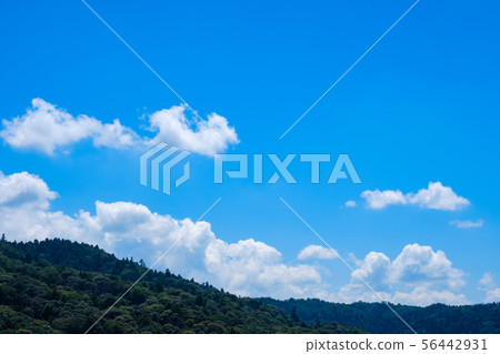 [照片素材]藍天天空雲彩夏天天空背景背景材料8月拷貝空間 56442931