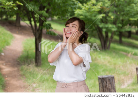 一個女人在新鮮的綠色 56442932