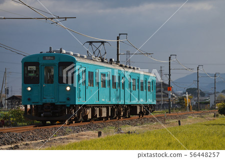 Two 105 series ordinary trains running on the Wakayama Line Two 105 series ordinary trains running on the Wakayama Line 56448257